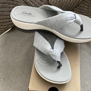 Clarks Cloudsteppers Gray Knotted Fabric Thong Sandals